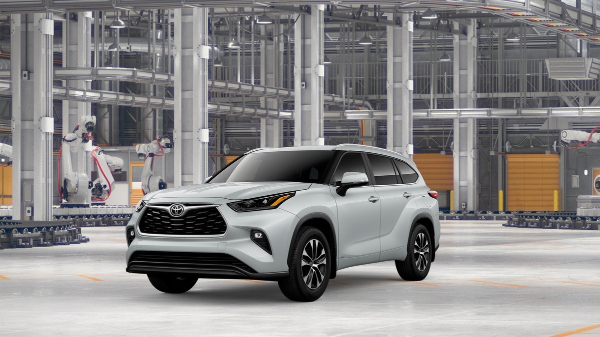 2026 Toyota Highlander Hybrid Hybrid XLE in Wind Chill Pearl — front three-quarter view