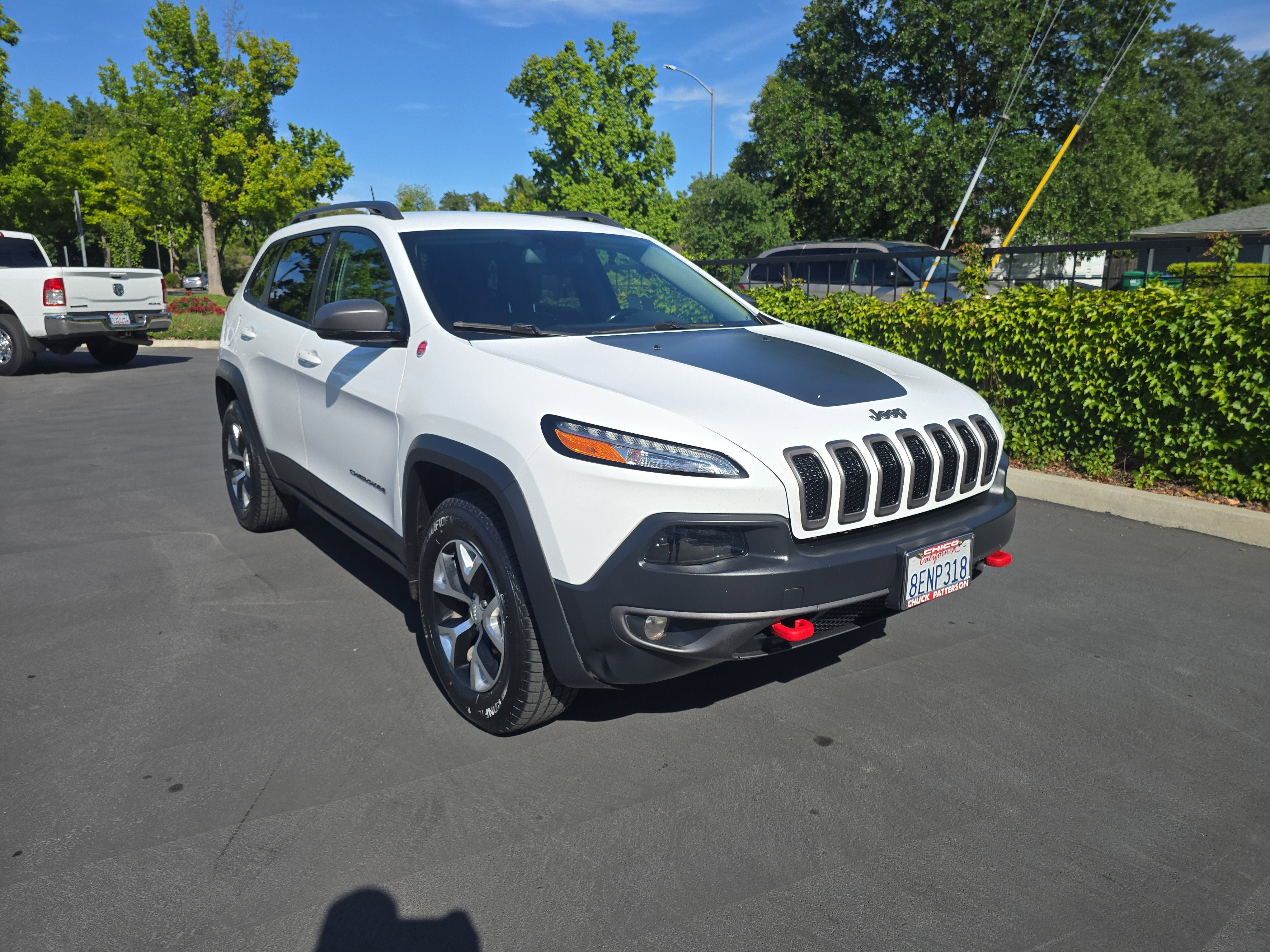 2018 Jeep Cherokee Trailhawk in Bright White Clearcoat — front three-quarter view