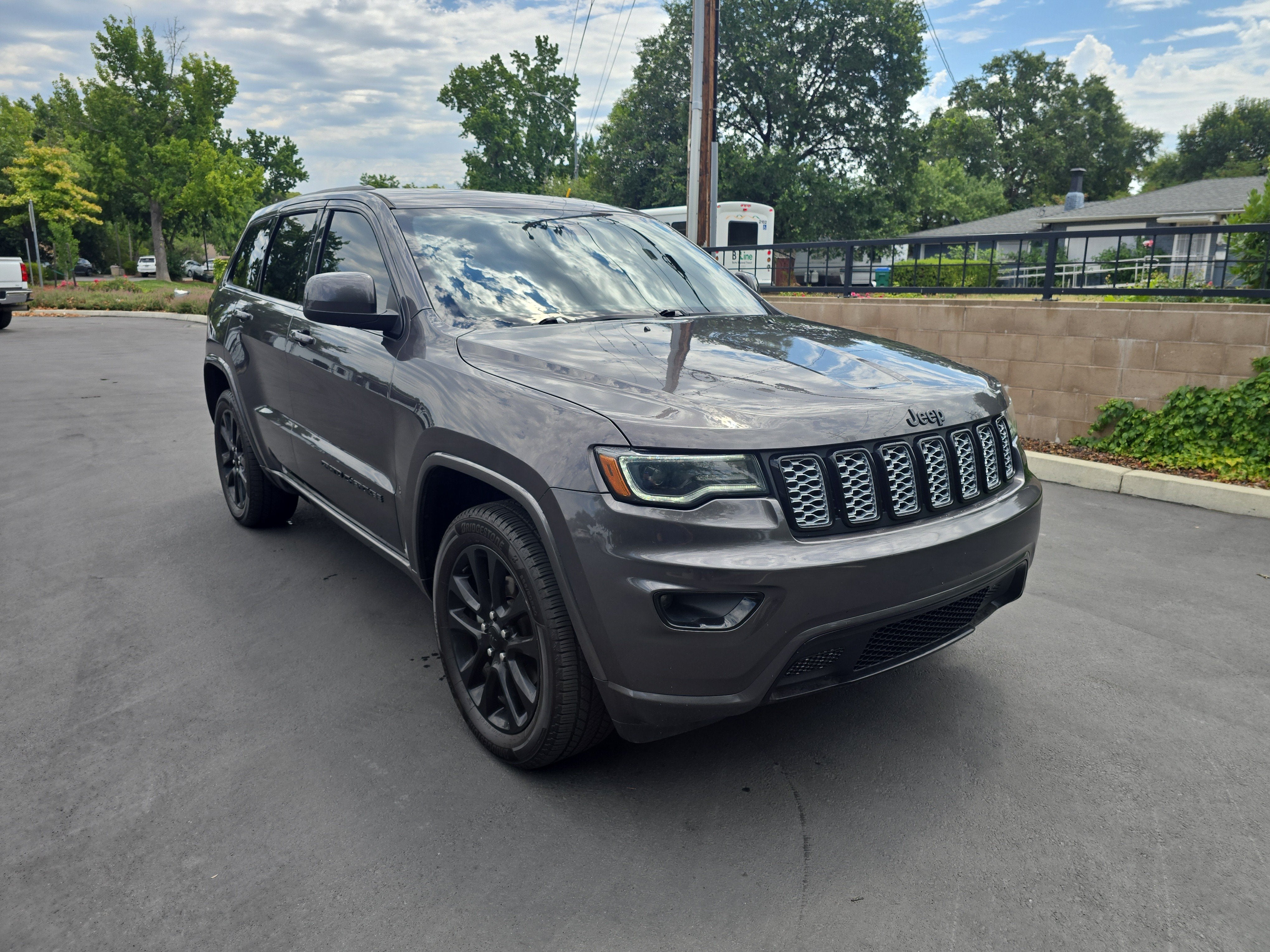 2020 Jeep Grand Cherokee Altitude in Granite Crystal Metallic Clearcoat — front three-quarter view